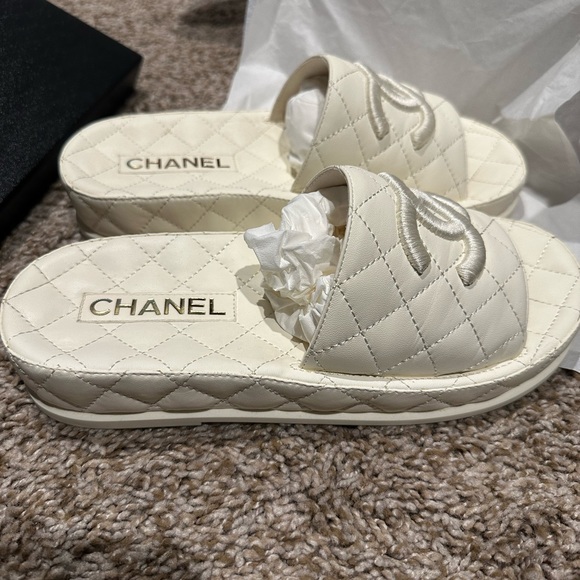 CHANEL Lambskin Quilted CC Mules Sandals - eu38/us8 - Picture 4 of 7